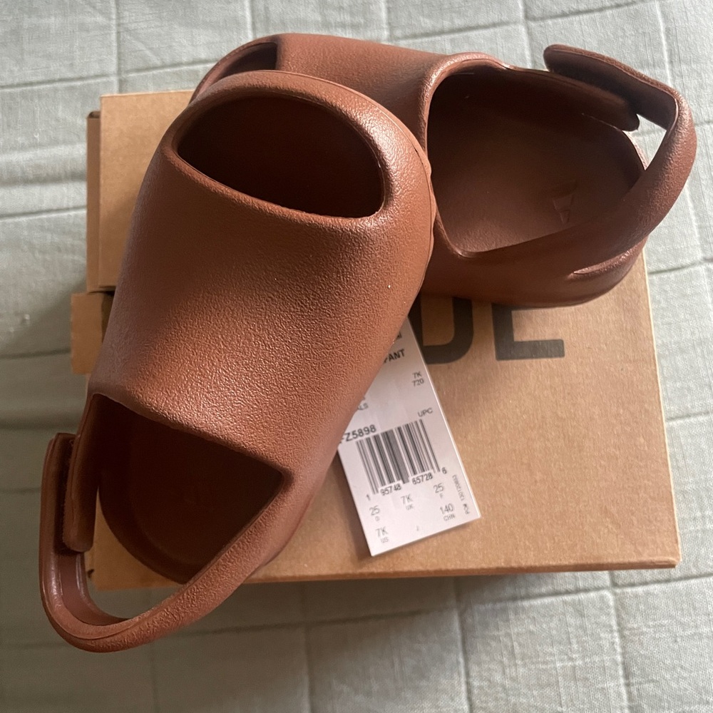 infant brown Yeezy slides size 7k
